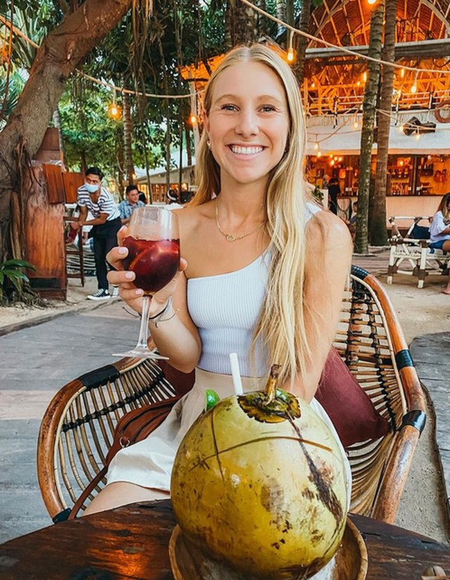 Made it to Bali!🌴 After a month of packing, visiting friends and family, a 24 hour flight, and a 5 day quarantine, I am so happy to be in this beautiful place!  begitu keterangan fotonya yang mengungkapkan kebahagiaan Kaitlyn berada di Bali. Foto: dok. Instagram/@ fearlesstravelers