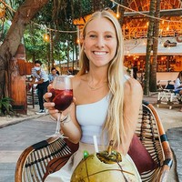Made it to Bali!🌴 After a month of packing, visiting friends and family, a 24 hour flight, and a 5 day quarantine, I am so happy to be in this beautiful place!  begitu keterangan fotonya yang mengungkapkan kebahagiaan Kaitlyn berada di Bali. Foto: dok. Instagram/@ fearlesstravelers