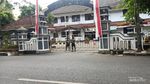 Rumdin-Kantor Bupati Banjarnegara Dijaga Polisi Bersenjata