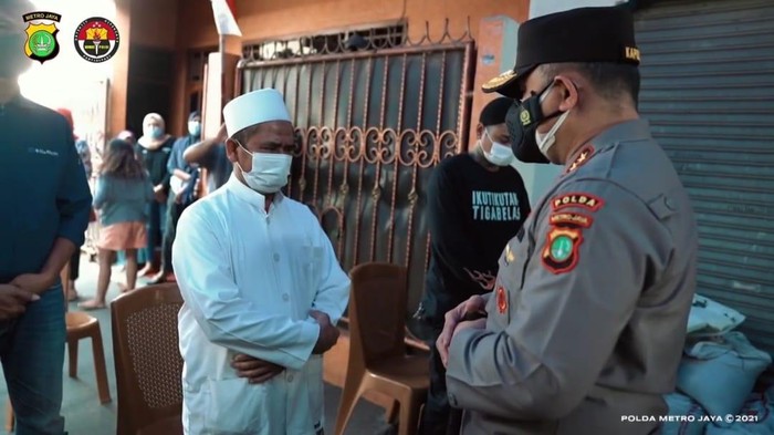 Kapolda Metro Jaya Irjen Fadil Imran melayat ke rumah duka mahasiswi UNJ, Nur Hidayati, relawan vaksinator yang meninggal akibat kecelakaan (Dok.Polda Metro Jaya)