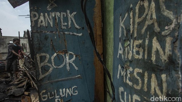 Mereka Mencari yang Tersisa, Usai Kebakaran di Grogol