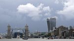 London Tower Bridge Mendadak Nyangkut Tak Bisa Turun
