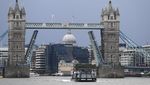 London Tower Bridge Mendadak Nyangkut Tak Bisa Turun