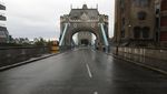 London Tower Bridge Mendadak Nyangkut Tak Bisa Turun
