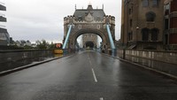 Hingga Selasa (10/8) pagi waktu setempat, terpantau dua bagian di ujung jembatan itu masih mengarah ke langit.  