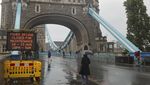 London Tower Bridge Mendadak Nyangkut Tak Bisa Turun