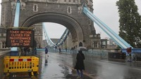  Ini menjadi insiden kedua dalam setahun saat jembatan yang merupakan salah satu fitur paling dikenal di London ini mengalami masalah teknis semacam ini.  