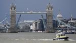 London Tower Bridge Mendadak Nyangkut Tak Bisa Turun