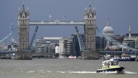 Sebuah insiden terjadi di Tower Bridge, London, Inggris, yang merupakan landmark terkemuka dari abad ke-19. Jembatan yang membentang di atas Sungai Thames ini macet dan tidak bisa menutup sehingga tidak bisa dilewati oleh kendaraan maupun pejalan kaki setempat.  
