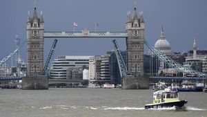 London Tower Bridge Mendadak Nyangkut Tak Bisa Turun