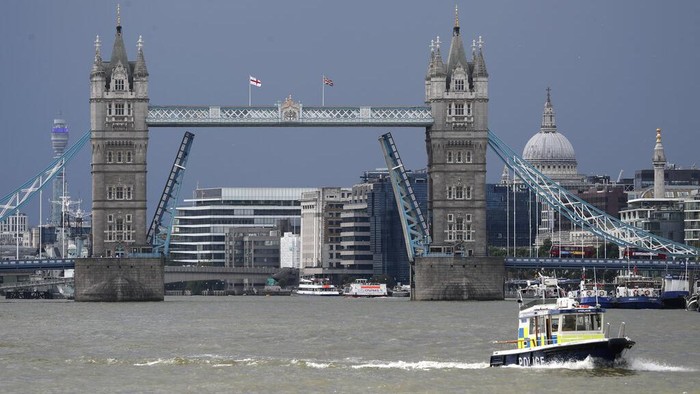 London Tower Bridge Mendadak Nyangkut Tak Bisa Turun A view of Tower Bridge, center, on the River Thames at sunset in London stuck fully open on Monday Aug. 9, 2021. London's Tower Bridge was stuck with its roadway arms raised Monday afternoon, snarling traffic on both sides of the River Thames.(AP Photo/Tony Hicks)