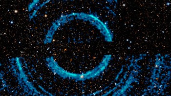 8. Meski lubang hitam memiliki kekuatan dahsyat, seiring berjalannya waktu, obyek ini bisa lenyap. Penemuan ini diprediksi pertama kali oleh Stephen Hawking. Sesuai namanya, fenomena ini dinamakan radiasi Hawking. Radiasi Hawking memecah massa lubang hitam ke ruang angkasa di sekitarnya sepanjang waktu hingga tak ada energi yang tersisa dari lubang hitam itu sendiri. Foto: NASA