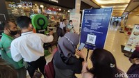 Terlihat pihak pengelola Mal dan petugas memberi arahan pada pengunjung dan juga ojek online yang akan masuk di Paragon Mal di Jalan Pemuda.