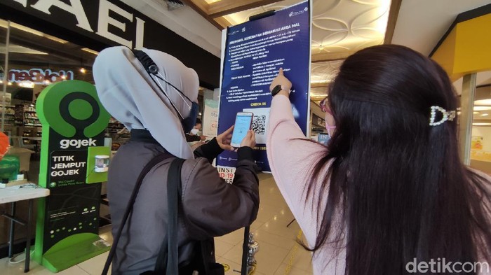 Mal di Semarang Buka, Anak di Bawah 12 Tahun Belum Boleh Masuk Ada 10 mal di Semarang yang diperbolehkan beroperasi hari ini. Salah satunya Paragon Mal di Jalan Pemuda. Berikut foto-foto suasana terkininya.