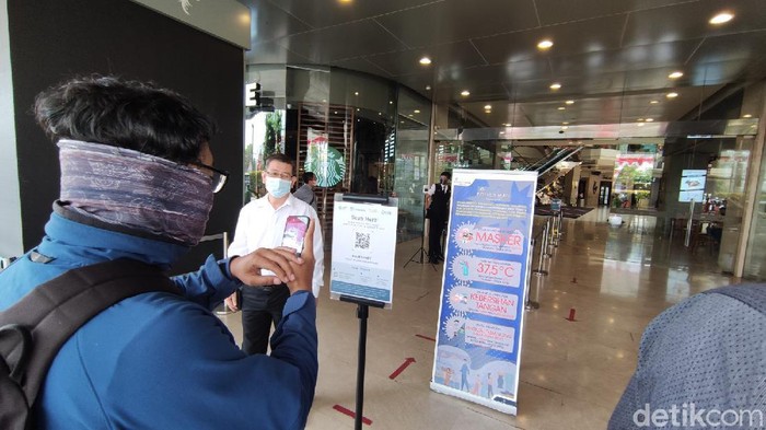 Mal di Semarang Buka, Anak di Bawah 12 Tahun Belum Boleh Masuk Ada 10 mal di Semarang yang diperbolehkan beroperasi hari ini. Salah satunya Paragon Mal di Jalan Pemuda. Berikut foto-foto suasana terkininya.