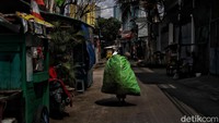 Sebelumnya, pemerintah pusat memutuskan PPKM level 4 diperpanjang 3-9 Agustus. Pada periode ini, ada 141 kabupaten/kota di Indonesia yang menerapkan PPKM level 4, termasuk DKI Jakarta.