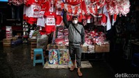 Menurut pedagang bendera dari Cirebon yang berjualan di Pasar Mester Jatinegara mengaku, selama 2 tahun pandemi ini membuat dampak yang sangat merugikan karena kehilangan pembeli. Bahkan saat para pedagang ini mencoba menurunkan harga, tetap saja sepi pembeli.