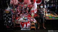 Bahkan bendera dan pernak-pernik yang mereka jual adalah sisa dari tahun 2020 yang tidak habis karena tidak laku akibat pandemi COVID-19 ini.