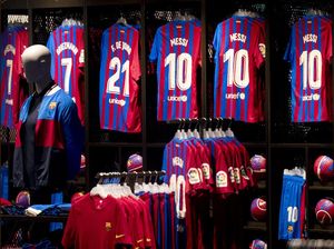 Messi Pindah ke PSG, Kausnya Masih Dijual Barcelona