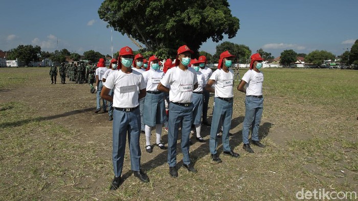 Jelang HUT RI, sejumlah pasukan pengibar bendera (Paskibra) melaksanakan latihan rutin. Aktivitas tersebut menerapkan standar protokol kesehatan ketat.