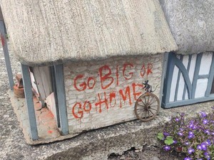 Muncul Lagi, Mural Banksy Berkeliaran di Wisata Miniatur Kota