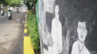 Kendaraan melintas di depan mural yang bertemakan kemerdekaan di kawasan Tebet, Jakarta Selatan, Selasa (10/8/2021).   