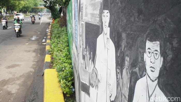 Mural Sambut HUT RI Mejeng di Tebet Kendaraan melintas di depan mural yang bertemakan kemerdekaan di kawasan Tebet, Jakarta Selatan, Selasa (10/8/2021).