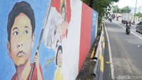 Jelang hari kemerdekaan, sudah menjadi tradisi menggambar mural bertema HUT RI di jalanan.   