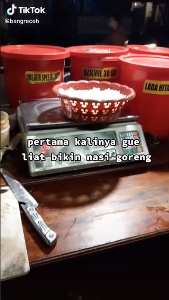 Agar Rasanya Sama, Penjual Nasgor Ini Timbang Nasi dan Bumbunya