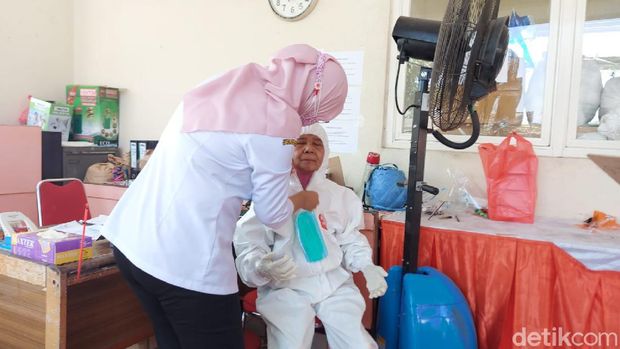 nenek suwarni perawat jenazah covid-19