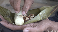 Pepes sarang lebah paling enak dinikmati dengan gogos. Gogos merupakan salah satu makanan khas di daerah Polewali Mandar. Berupa olahan beras ketan yang dibungkus menggunakan daun pisang, lalu dipanggang.