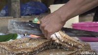 Mereka mengolah sarang lebah yang sudah diambil madunya. Caranya dengan dipotong-potong berbentuk persegi.