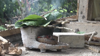 Pepes sarang lebah yang matang ditandai dari warna daun pisang yang berubah jadi kecokelatan. 