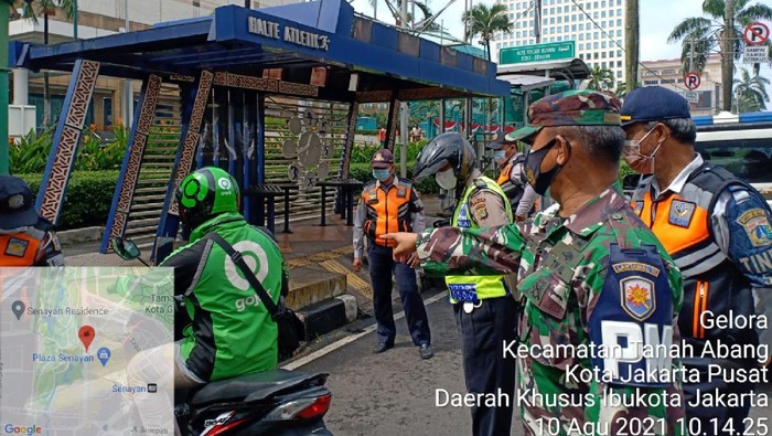 Operasi di depan Halte Atletik, Jakarta Pusat