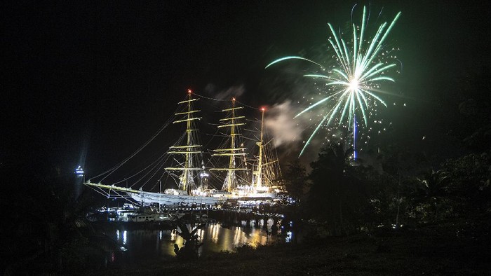 PELEPASAN KRI BIMA SUCI DI TUAL Atraksi kembang api ditampilkan saat malam jelang pelepasan KRI Bima Suci di Dermaga Lanal Tual, Tual, Maluku, Senin (9/8/2021). KRI Bima Suci beserta Satgas Kartika Jala Krida (KJK) 2021 melanjutkan pelayaran etape ke-3 menuju Kota Jayapura, Papua. ANTARA FOTO/Muhammad Adimaja/aww.
