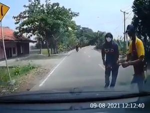 Viral Video Aksi Pemalak Modus Jual Paksa Bendera di Cianjur