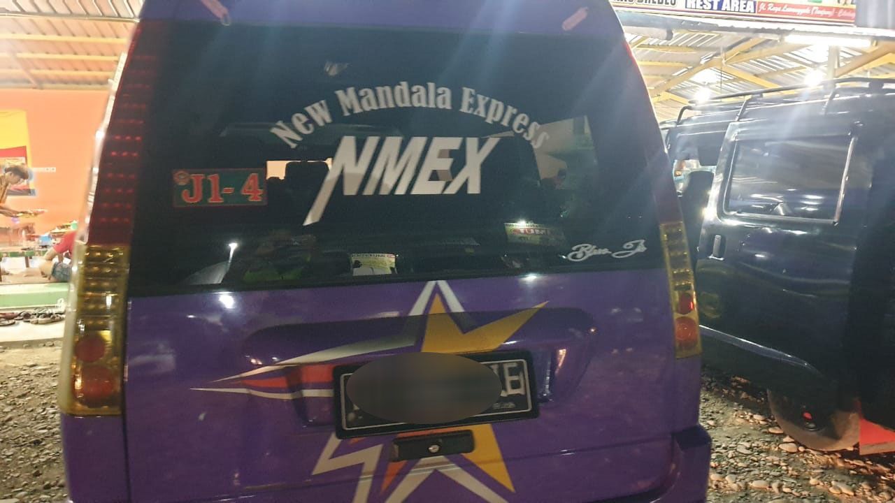 Penampakan angkutan gelap dengan stiker anti putar balik saat PPKM.