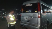 Dibeberapa daerah terjaring angkutan ilegal yang wara-wiri membawa penumpang. Lebih mengenaskan para angkutan umum ilegal ini melenggang menggunakan stiker anti putar balik selama masa PPKM. Foto: Pool (Istimewa)