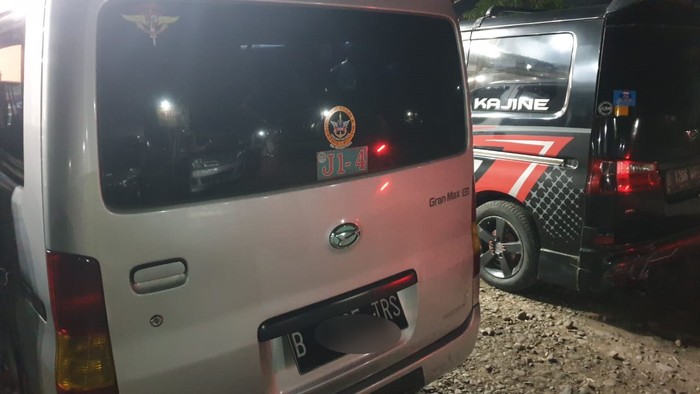 Penampakan angkutan gelap dengan stiker anti putar balik saat PPKM.