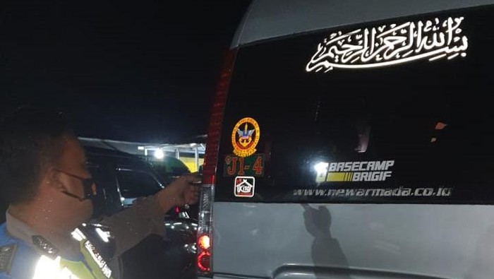 Penampakan angkutan gelap dengan stiker anti putar balik saat PPKM.