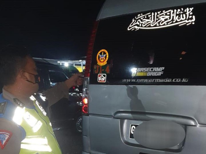 Penampakan angkutan gelap dengan stiker anti putar balik saat PPKM.