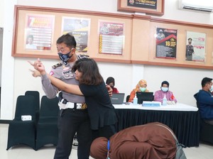 Disabilitas Ini Takut Divaksin, Sempat Peluk-peluk Polisi dan Ditenangkan