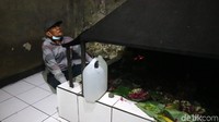  Selain malam 1 Suro, hari biasa juga sering didatangi warga, seperti Jumat Kliwon dan Jumat Wage.