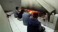 Warga berdatangan untuk berdoa di petilasan Eyang Sakri, Senin (9/8) malam. Warga yang datang antre secara bergantian masuk di tempat yang konon menjadi pertapaan Eyang Sakri.