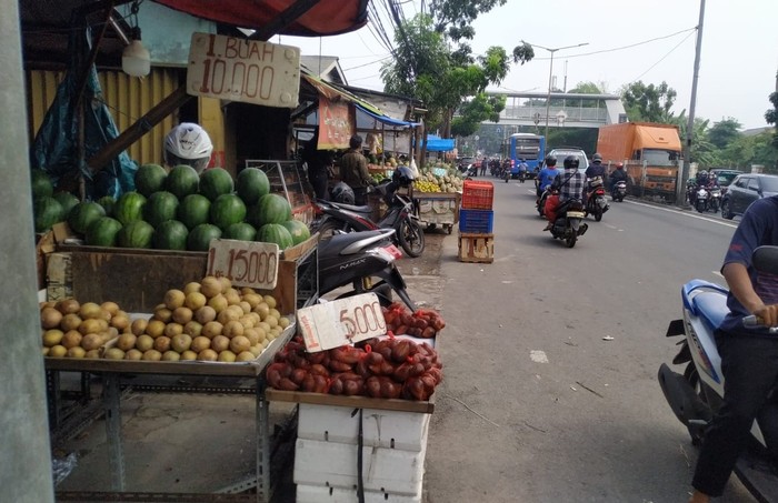 PKL Penuhi trotoar Pasar Induk Kramat Jati