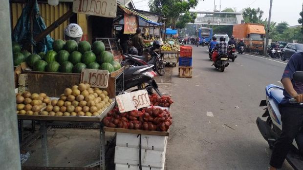PKL Penuhi trotoar Pasar Induk Kramat Jati