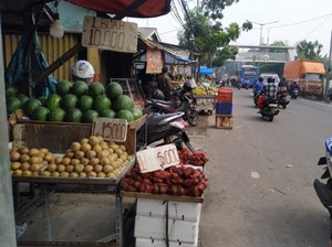 Pemprov DKI Koordinasi Cari Solusi PKL Gelar Lapak di Trotoar Kramat Jati