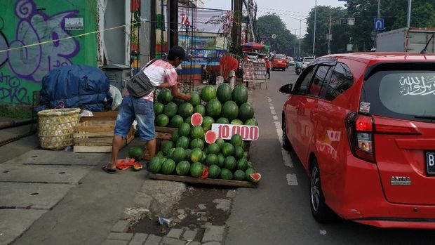 PKL Penuhi trotoar Pasar Induk Kramat Jati