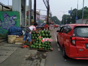 Alasan-alasan PKL Penuhi Trotoar Pasar Induk Kramat Jati