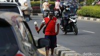 Mereka akan menawarkan jasa membersihkan kaca kendaraan dengan kemoceng di perempatan lampu merah tersebut.
